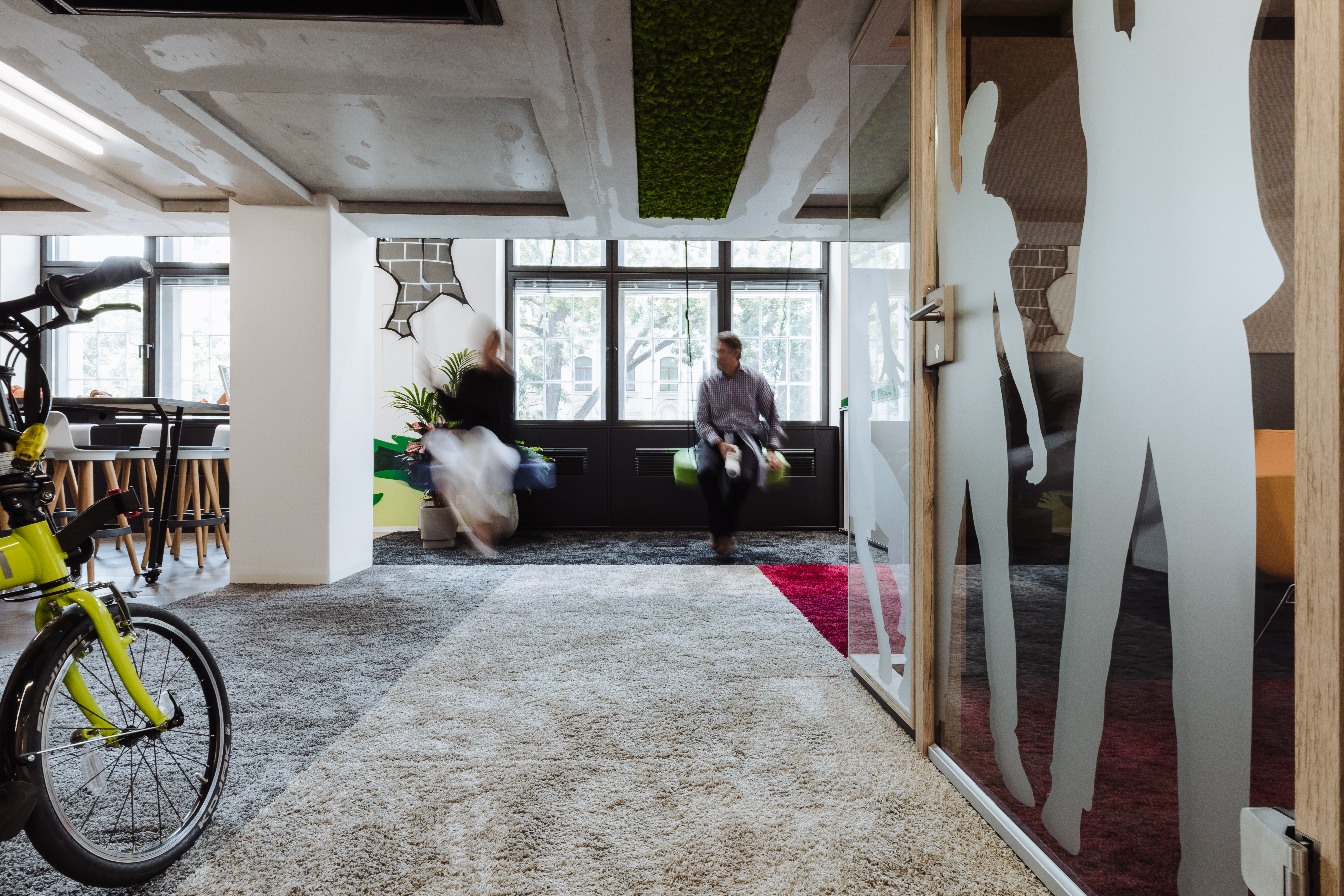 Arbeitsplatzstrategie people on swings