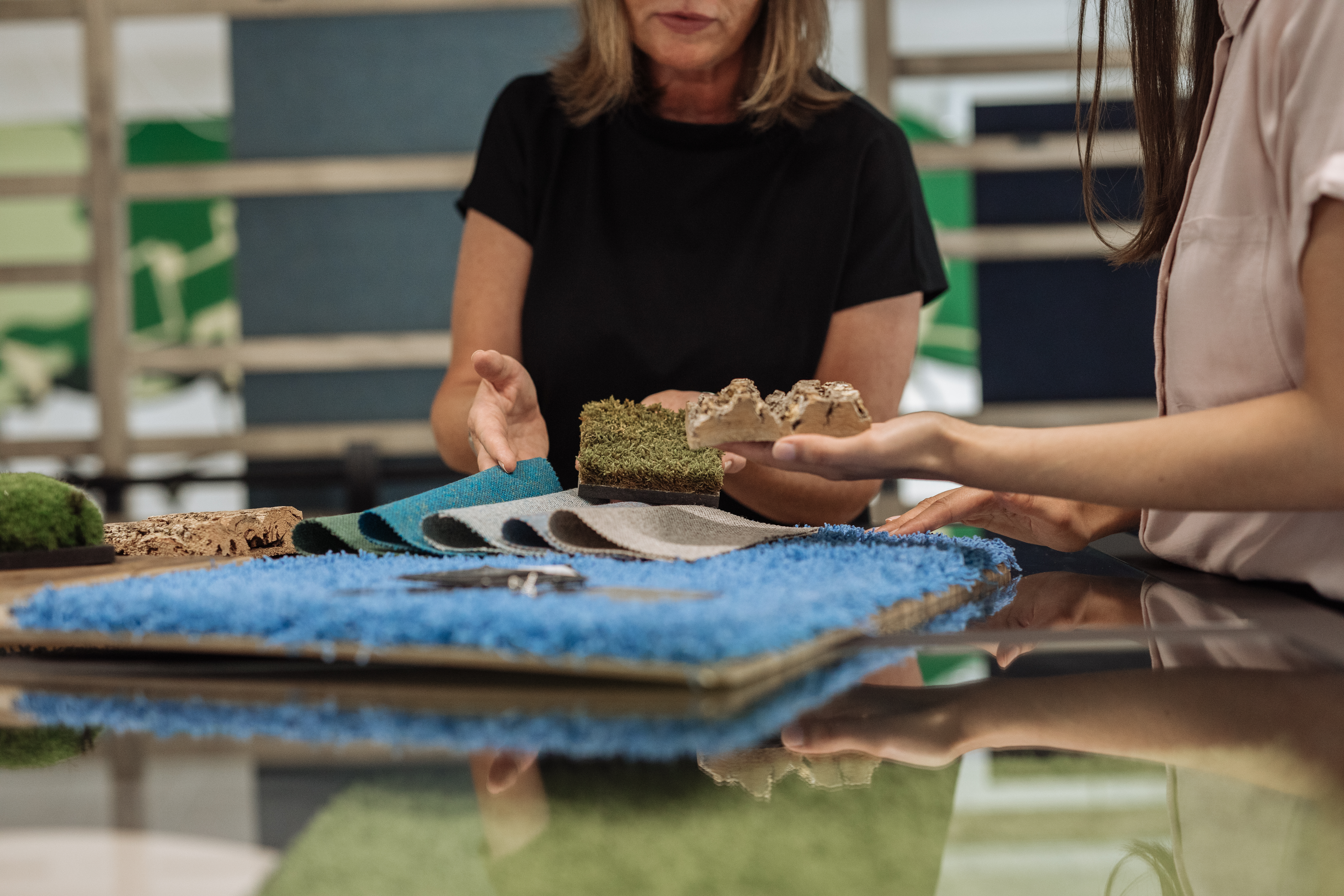 Gestaltung people with floor specimen
