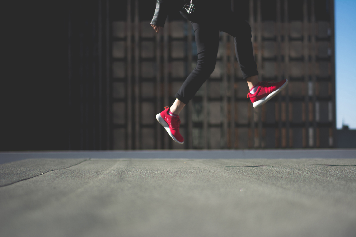 Kontakt woman jumping